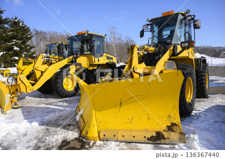 除雪作業に従事する重機 136367440