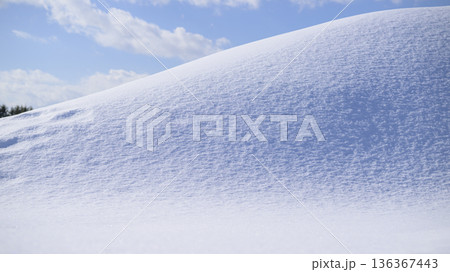 雪の丘のバックグラウンド 136367443