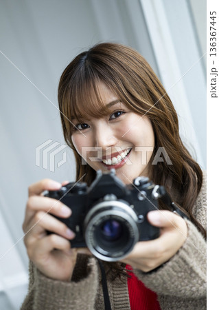 カメラを持つ女性 136367445