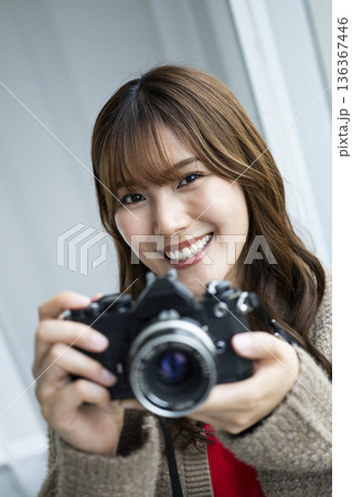 カメラを持つ女性 カメラを持つ女性 136367446