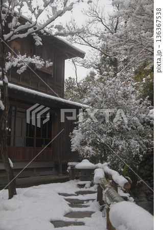 雪の古民家の裏庭 雪の古民家の裏庭 136367538