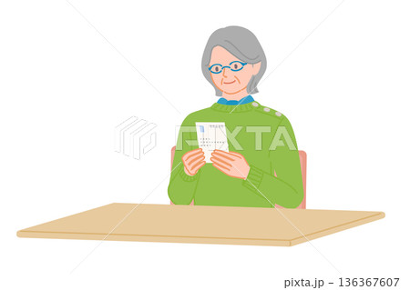 はがきを両手で読むシニア女性　机で内容を確認する高齢者のイラスト 136367607