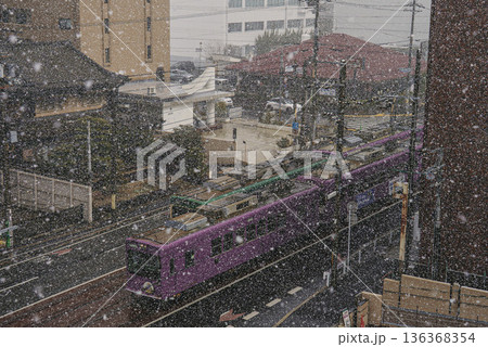 雪の中ですれ違う路面電車 雪の中ですれ違う路面電車 136368354