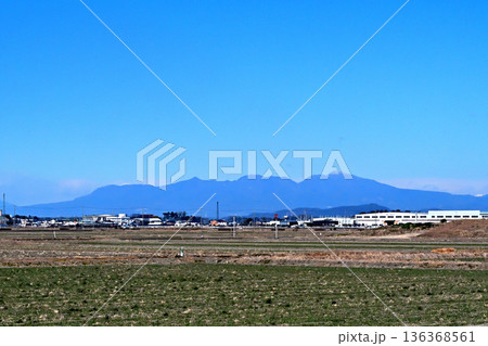 赤石渡船場の少し南東側の利根川堤防から見た赤城山 136368561