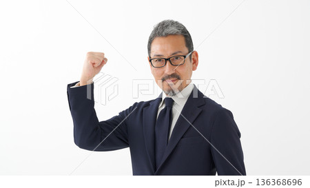男性　ビジネス　ガッツポーズ 136368696