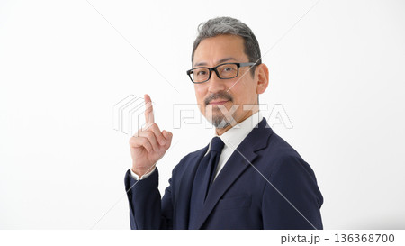 男性　ビジネス　ポートレート 136368700