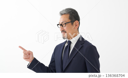 男性　ビジネス　ポートレート 136368704