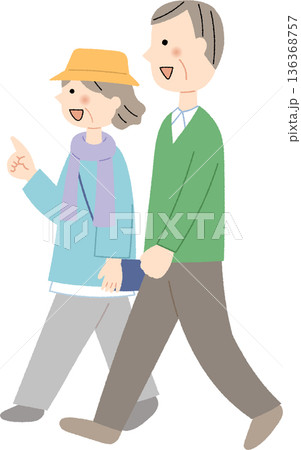 笑顔で歩く老夫婦 136368757