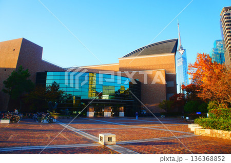 福岡県福岡市早良区「福岡市総合図書館」入り口_2 136368852
