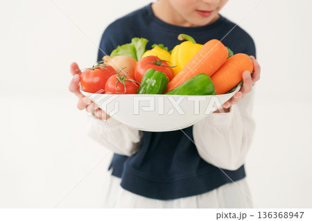 野菜を持つ女の子 136368947