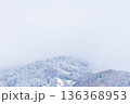 京都の冬の雪に包まれる比叡山の山頂風景 136368953