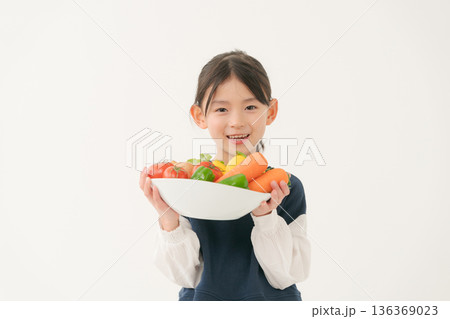 野菜を持つ女の子 野菜を持つ女の子 136369023