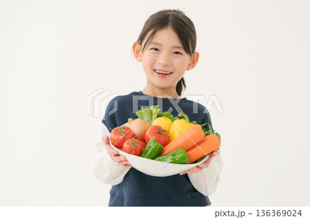 野菜を持つ女の子 136369024