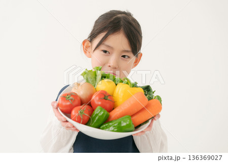 野菜を持つ女の子 野菜を持つ女の子 136369027