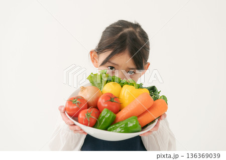 野菜嫌いの女の子 136369039