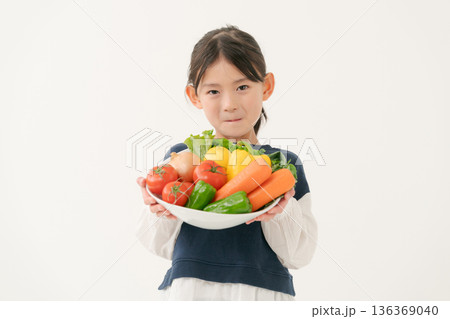 野菜を持つ女の子 136369040