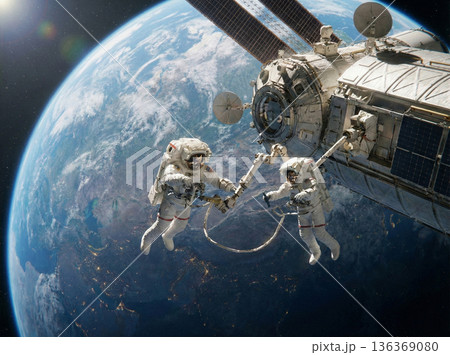 船外活動する宇宙飛行士　イメージ 136369080