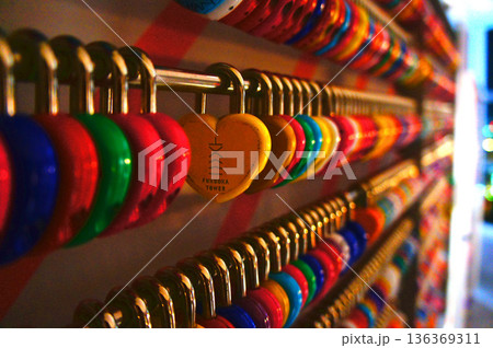 福岡県福岡市早良区、福岡タワーの「誓いのフェンス」にかけられた「愛鍵」_2 福岡県福岡市早良区、福岡タワーの「誓いのフェンス」にかけられた「愛鍵」_2 136369311