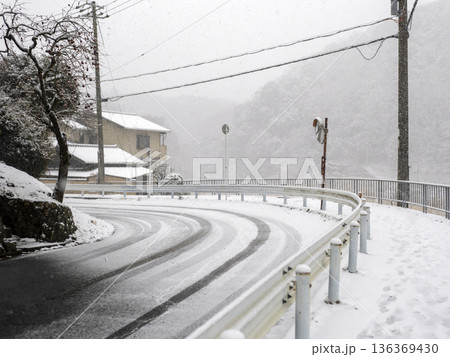 雪が積もった道路の風景 雪が積もった道路の風景 136369430