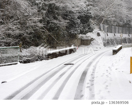 雪が積もった道路と小さな橋 136369506
