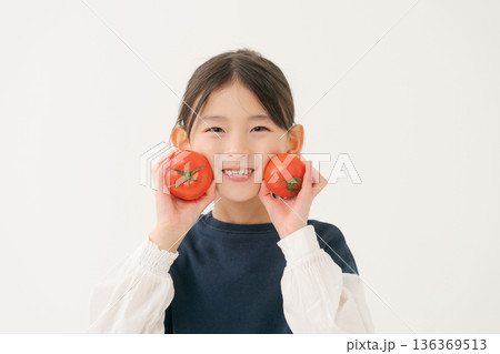 トマトを食べる女の子 136369513