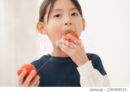 トマトを食べる女の子 136369515