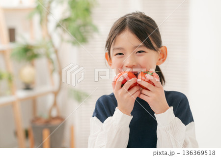トマトを食べる女の子 136369518