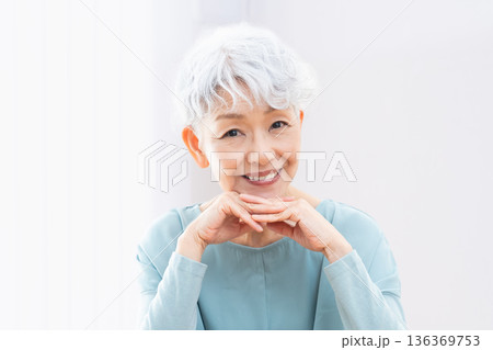 シニア女性のポートレート 136369753