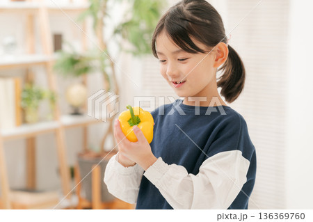 パプリカを持つ女の子 パプリカを持つ女の子 136369760