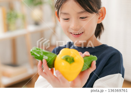 ピーマンを持つ女の子 136369761