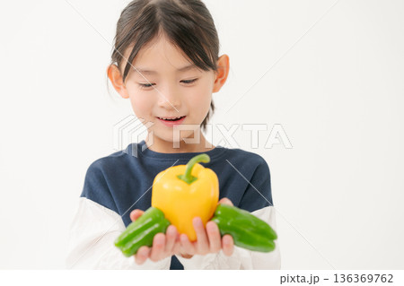ピーマンを持つ女の子 136369762