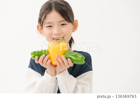 ピーマンを持つ女の子 136369763