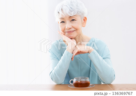 シニア女性のポートレート シニア女性のポートレート 136369767