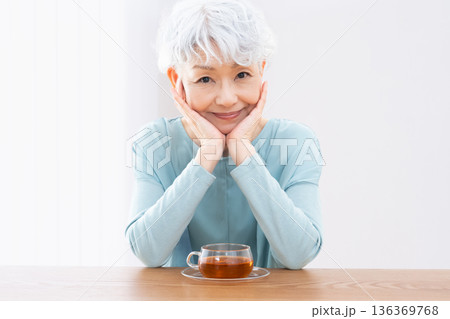 シニア女性のポートレート シニア女性のポートレート 136369768