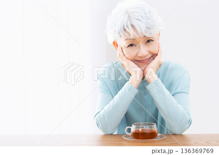 シニア女性のポートレート 136369769