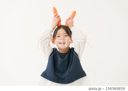 ニンジンを持つ女の子 136369859