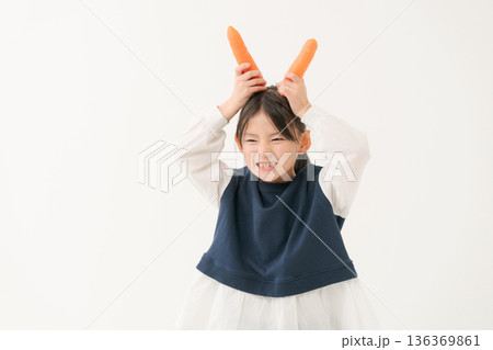 ニンジンを持つ女の子 136369861