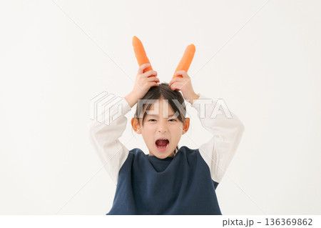 ニンジンを持つ女の子 ニンジンを持つ女の子 136369862