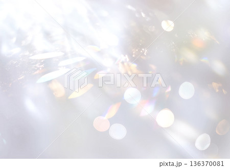 キラキラとした銀色のスペクトル背景 136370081