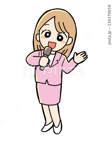 マイクを持つ女性アナウンサー 136370658
