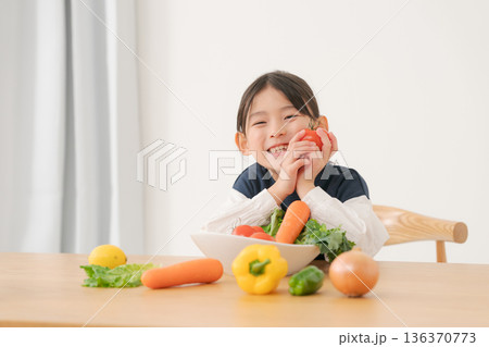 野菜を持つ笑顔の女の子 野菜を持つ笑顔の女の子 136370773