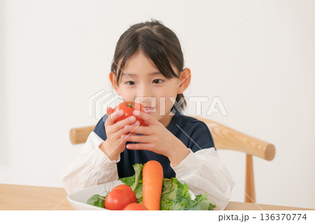 野菜を持つ笑顔の女の子 136370774