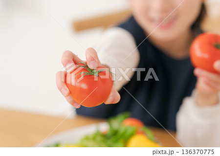野菜を持つ女の子 野菜を持つ女の子 136370775