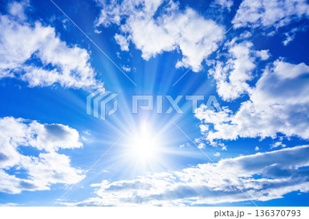 青空に太陽 136370793