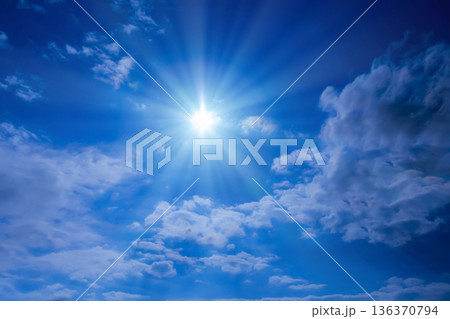 青空に太陽 136370794