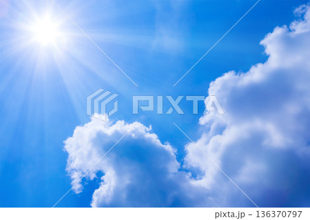 青空に太陽 136370797