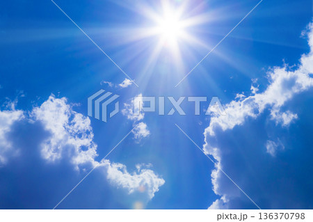青空に太陽 136370798