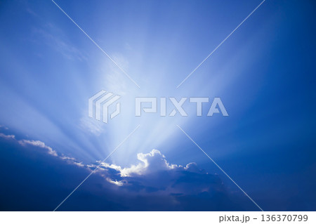 青空に太陽 136370799