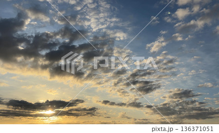 やわらかな朝の光に包まれた空と雲 136371051