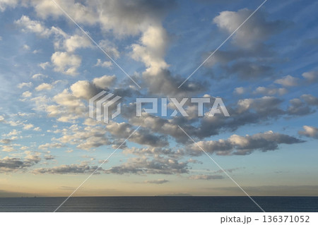 朝の青い空に広がる雲と静かな海 朝の青い空に広がる雲と静かな海 136371052